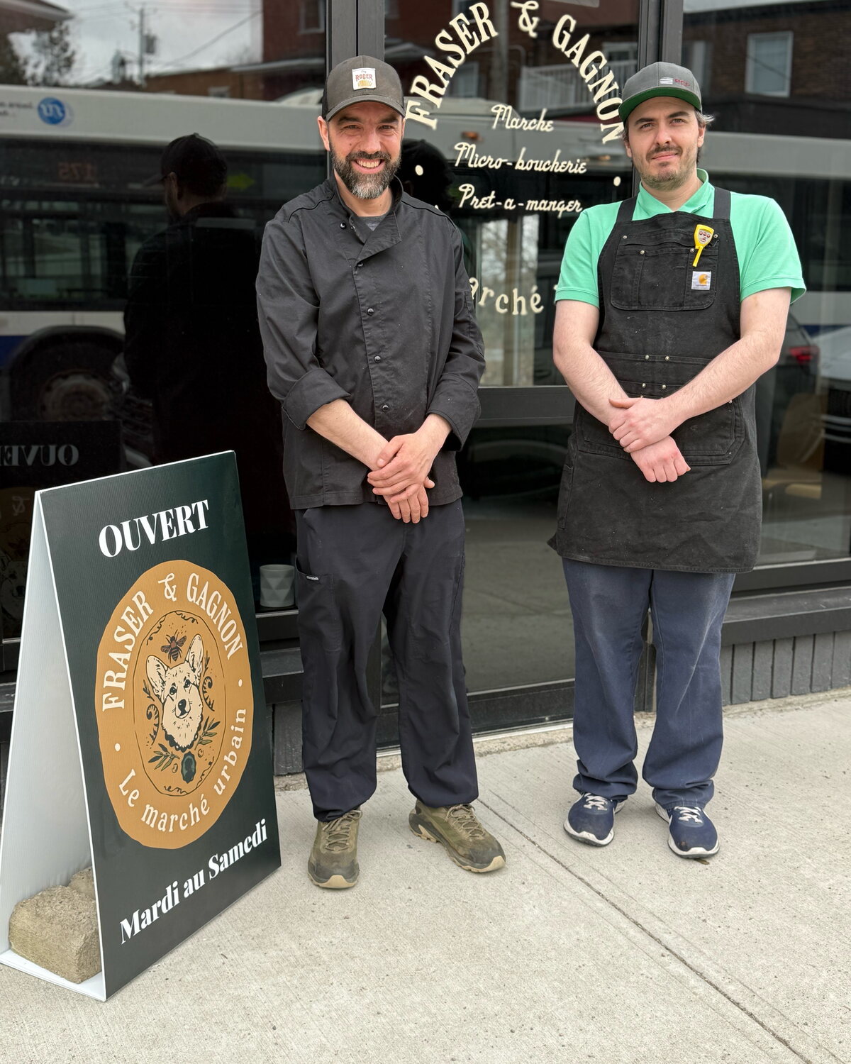 Équipe fondatrice de Fraser et Gagnon devant le marché